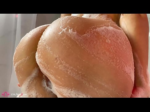 ❤️ Brunette pussy bibragailuarekin masturbatzen du dutxan orgasmo bizia lortzeko ❌ Sexu bideoa gugan ﹏