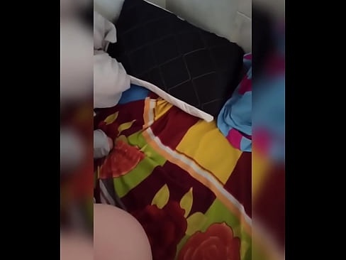 ❤️ Nire gelakidea etxean bakarrik geratzen da, bere senarra oporretara joaten delako eta nik izorratzeko eta ipurdia esnez betetzeko aprobetxatzen dut ❌ Sexu bideoa gugan ﹏