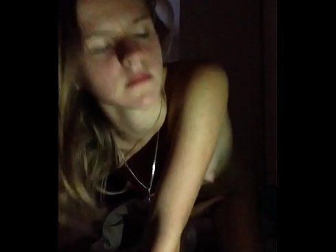 ❤️ Neska bat masturbatzen da eta cums ❌ Sexu bideoa gugan ﹏