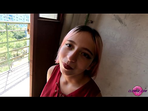 ❤️ Ikasle sentsuak arrotz bat zurrupatzen du kanpoaldean - Cum On His Face ❌ Sexu bideoa gugan ﹏